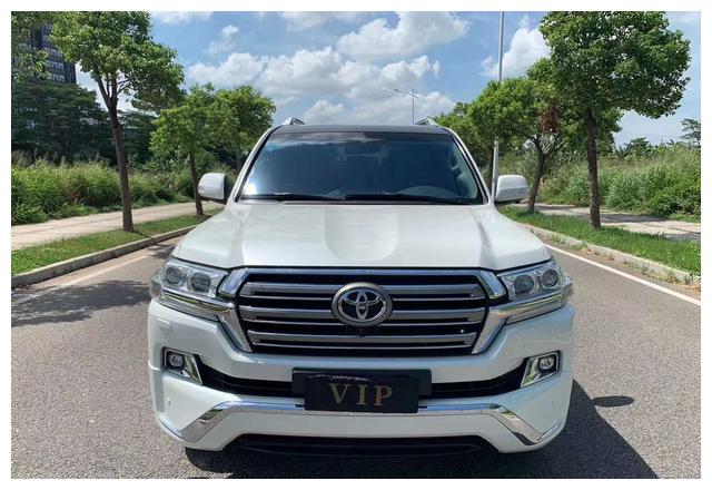 20款丰田兰德酷路泽5700售价47万,车身线条继承了老款霸道的经典