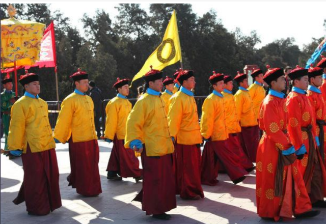 清朝的黄马褂有多威风?为什么皇帝对喜欢的人,赏赐这件衣服?