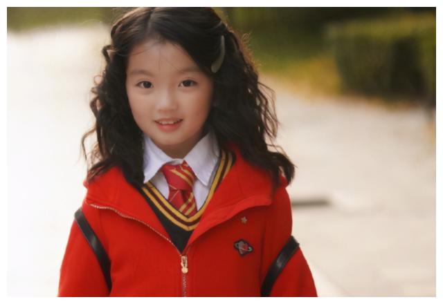 说起来阿拉蕾,很多人都知道她小时候是一个呆萌可爱的小女生,小时候