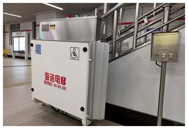 可让轮椅直接"出入"车站 无障碍升降平台关爱残障人士