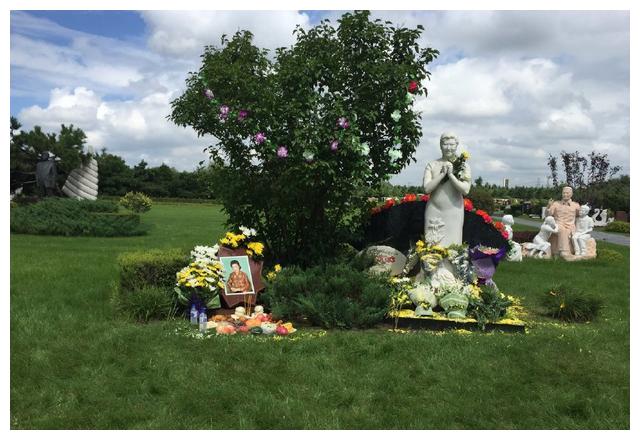 七夕节高秀敏女儿祭拜母亲高秀敏墓地宽敞豪华