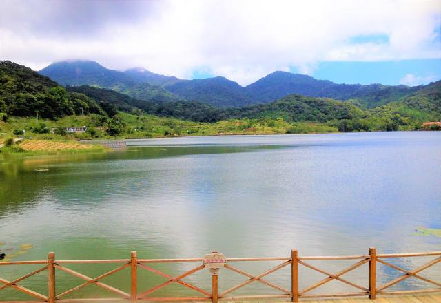 海南尖峰岭,最美十大森林之一,距三亚90公里,天池水面有600亩休闲区蓝鸢梦想 - Www.slyday.coM 海南尖峰岭,最美十大森林之一,距三亚90公里,天池水面有600亩休闲区蓝鸢梦想 - Www.slyday.coM