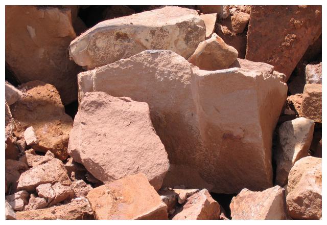 泥质岩的分类: 通用的分类中主要依据泥质岩的固结程度,结构,构造