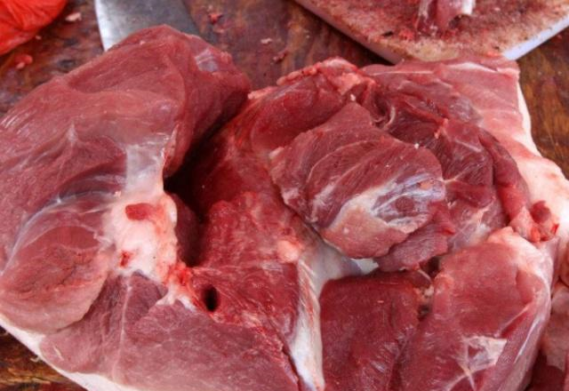 肉贩子这样的猪肉是死猪肉再便宜也不要买我们自己都不吃