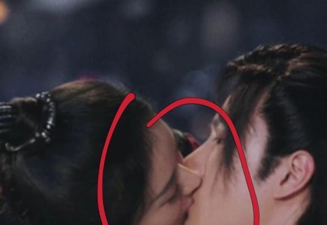 有翡吻戏太逼真赵丽颖和王一博好投入主动迎合细节被深挖