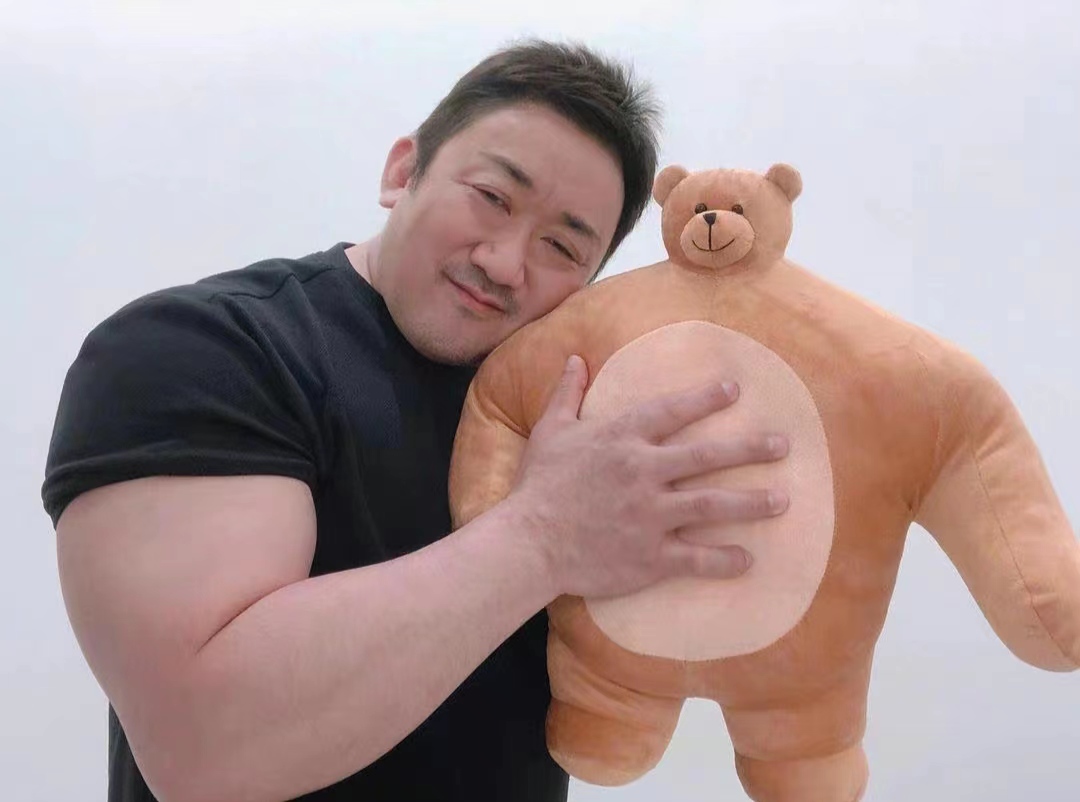 硬汉马东锡晒萌照新片观影人次破千万好莱坞大片也打不过