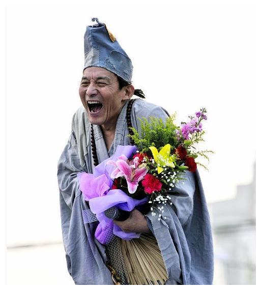 加起来,游本昌一生扮演了4次济公,成为了济公的代名词,经典且不可