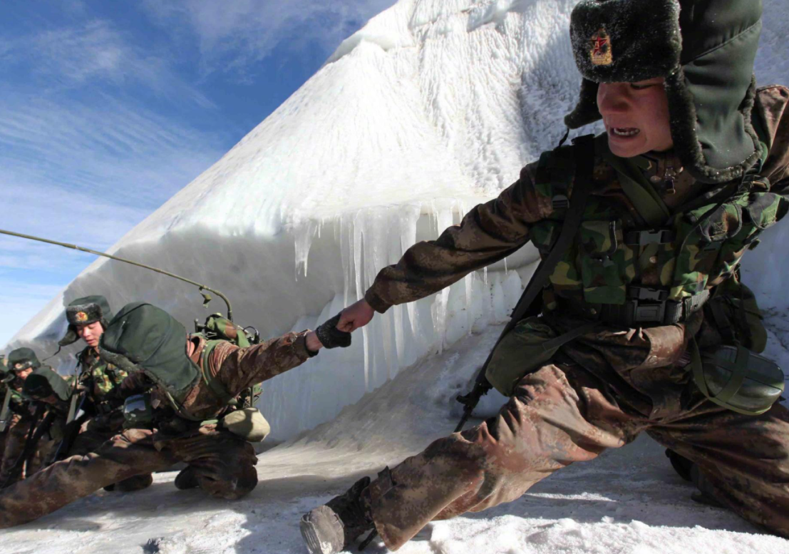 图为边防战士在雪地中跋涉