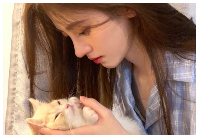 鞠婧祎宅家撸猫当她和猫咪贴嘴亲亲那一刻全网男粉不淡定了