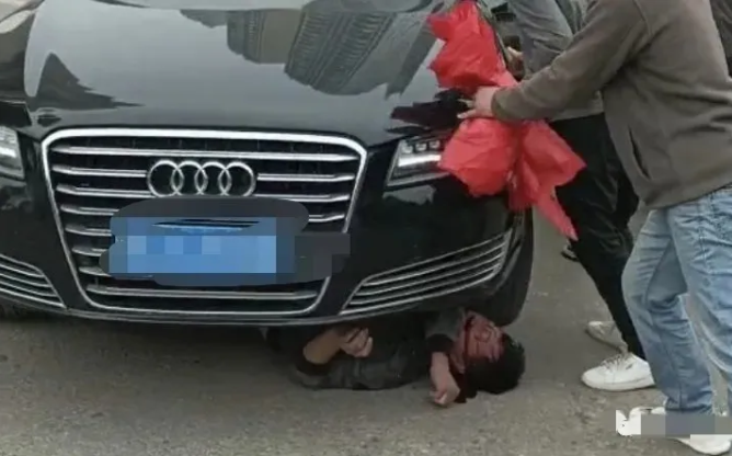 碧桂园工地工人讨薪被轧伤被通报：调查并依法追