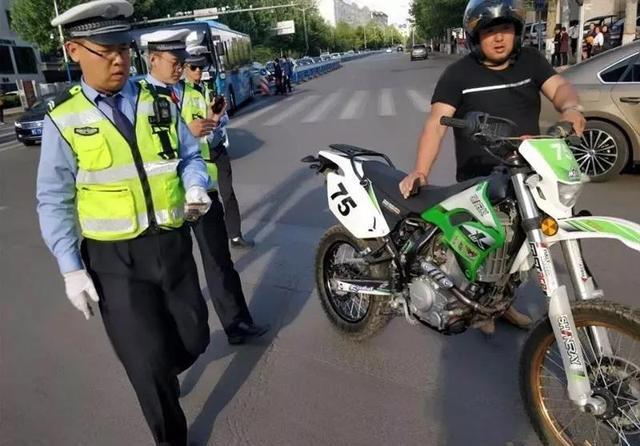 摩托车上路被交警拦车车主弃车就跑老司机不跑损失更大