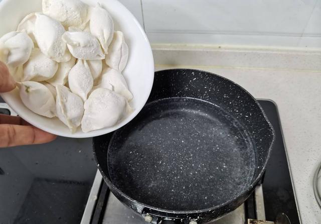 煮凍餃子時最忌沸水下鍋老闆牢記這3點餃子鮮香還不破皮