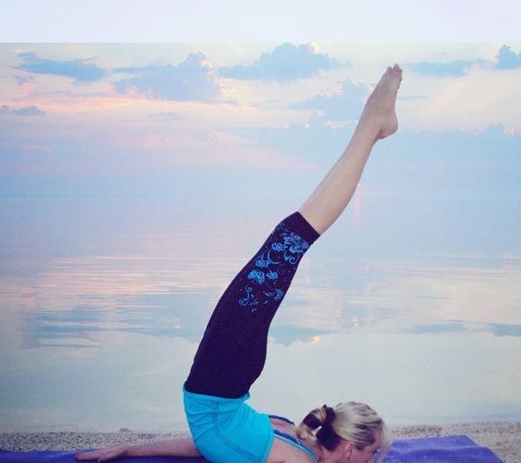 3个经典拉伸腹部的瑜伽体式,帮助消除腹部赘肉,还能促进代谢!