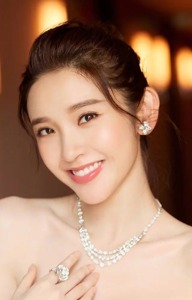 唐艺昕个人写真:笑容甜美,亲切迷人!