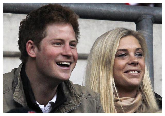 个名为spike wells的私人facebook账户,其头像中包括他的前女友chelsy