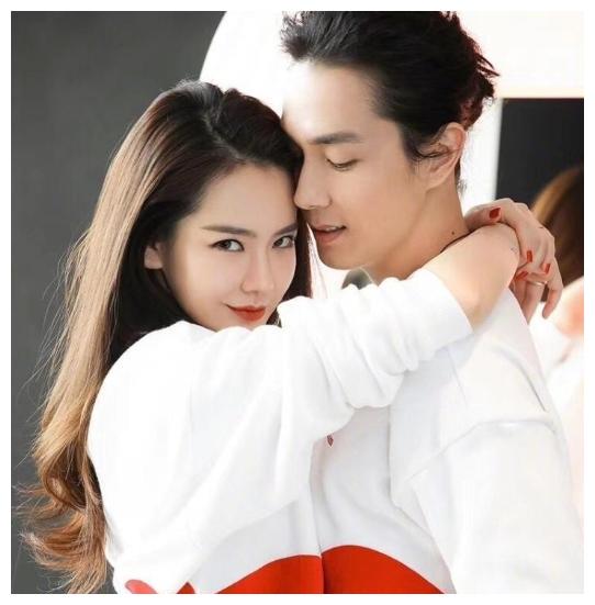 戚薇李承铉甜蜜秀恩爱，一家三口同游迪士尼，力破婚变传闻休闲区蓝鸢梦想 - Www.slyday.coM