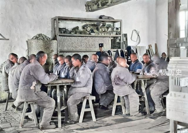 民国时罪犯放风的珍贵彩照 看站立姿势谁是大哥一目了然