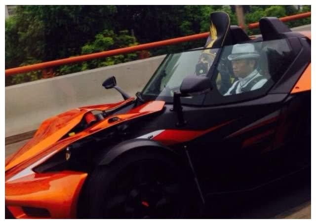 周立波私人座驾曝光拥有国内首台ktm下车得拆方向盘