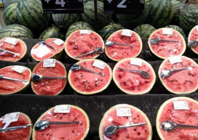 为什么超市的西瓜会切开卖?售货员亲戚:猫腻罢了,看过涨知识了休闲区蓝鸢梦想 - Www.slyday.coM 为什么超市的西瓜会切开卖?售货员亲戚:猫腻罢了,看过涨知识了休闲区蓝鸢梦想 - Www.slyday.coM