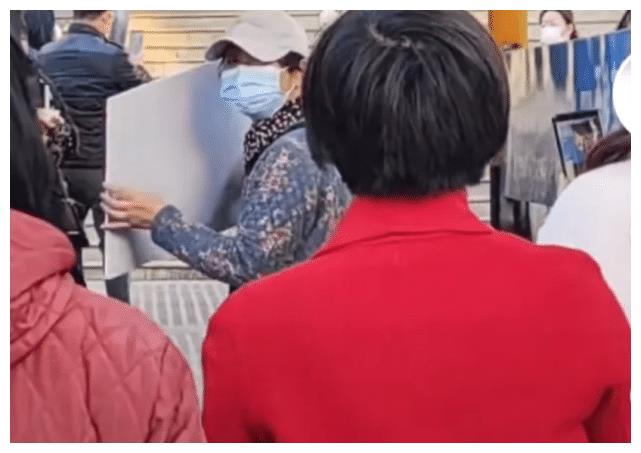 被请去喝茶？杜新枝上警车画面曝光，心有不甘被粉丝强行按进车内休闲区蓝鸢梦想 - Www.slyday.coM