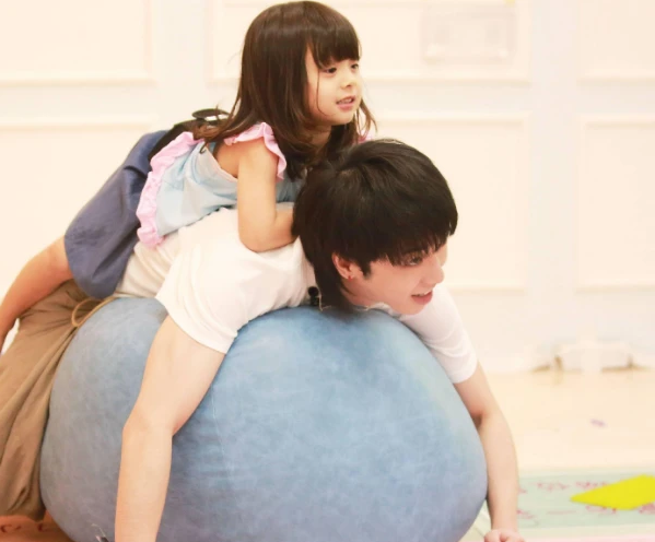 张碧晨放弃事业单身带娃华晨宇放飞自我恋情曝光32岁仍是少年