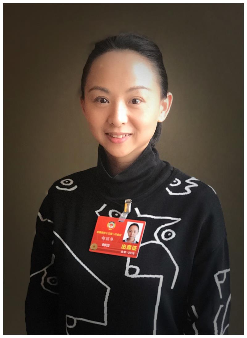 45岁邰丽华罕露面,皮肤紧致似冻龄,老公帅气,儿子长相不随妈__财经