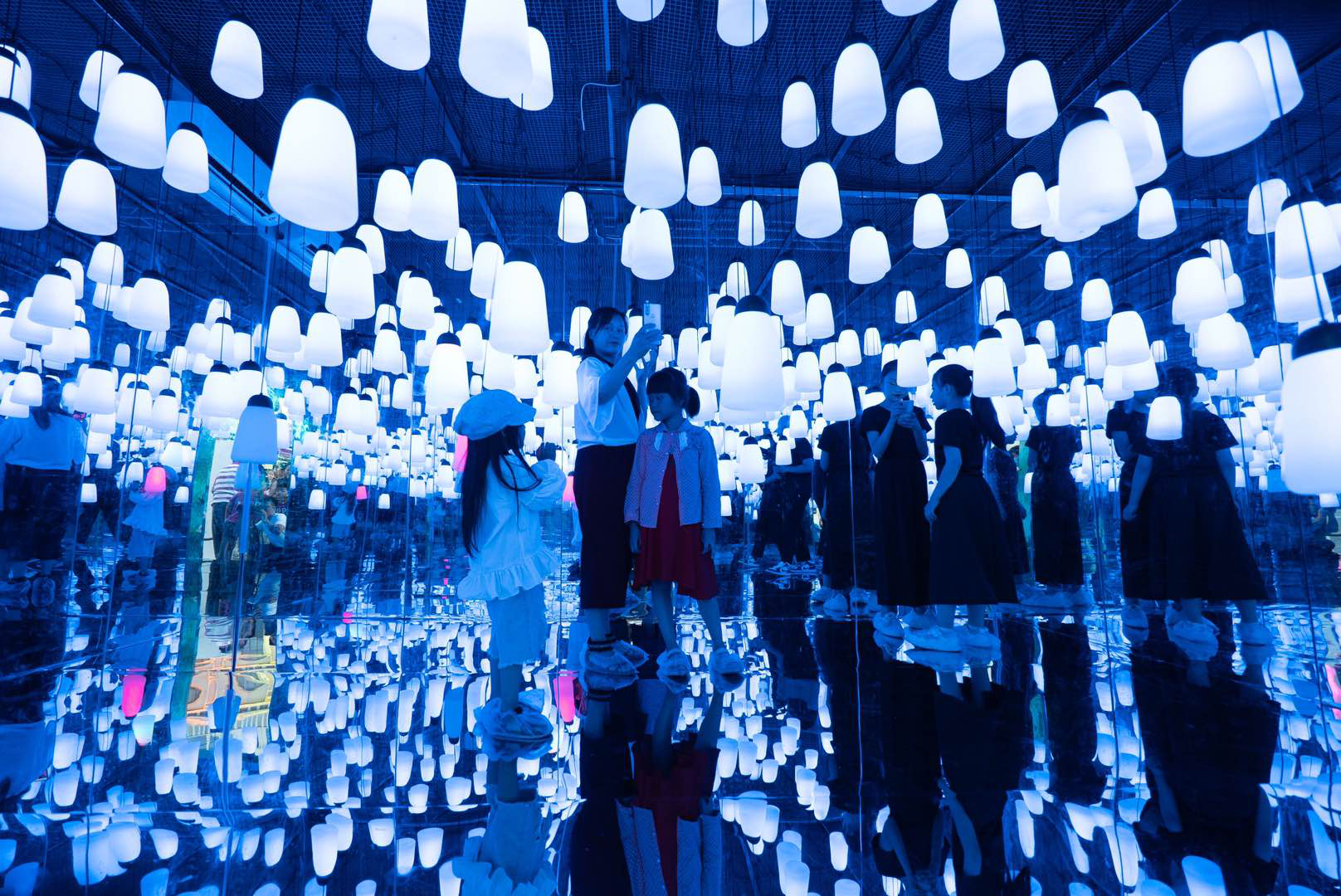 轰动全城的海洋光影狂欢节昨晚开幕最炫裸眼3d大秀燃动青岛