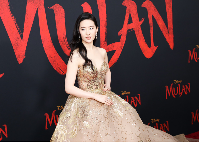 刘亦菲身穿霸气凤凰裙,造型太飒了__财经头条