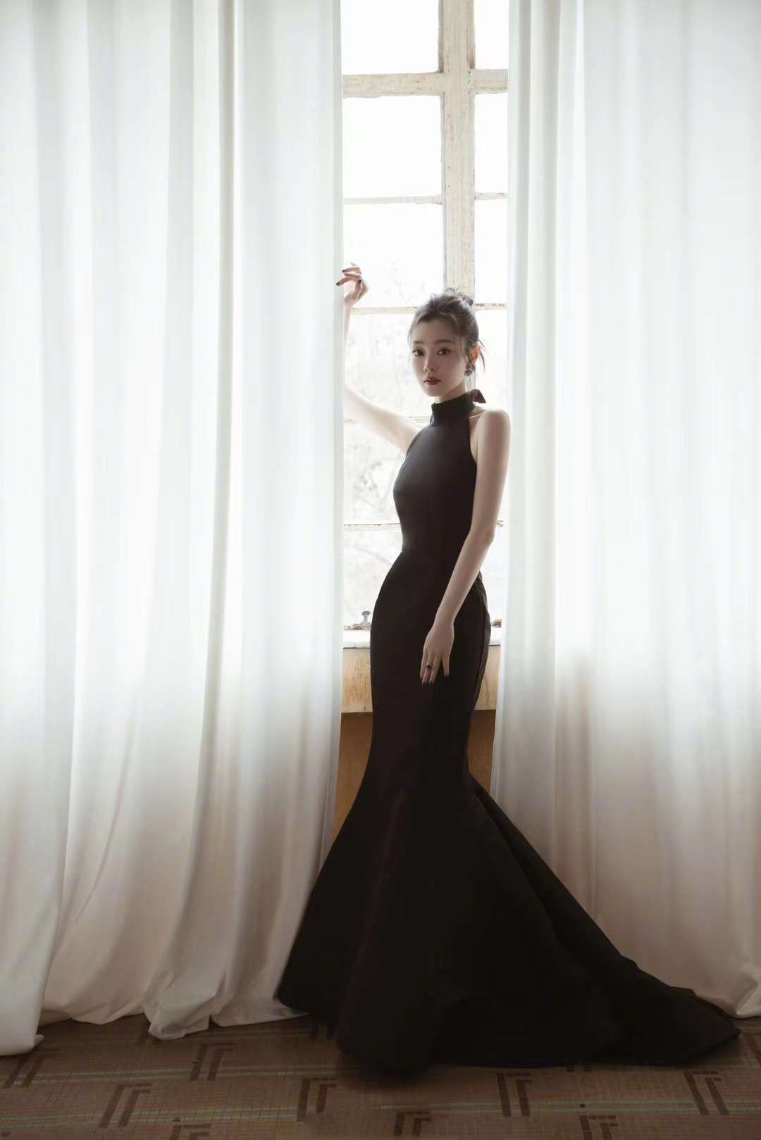 宋轶身穿oscar de la renta 2023早春系列黑色露背礼服亮相