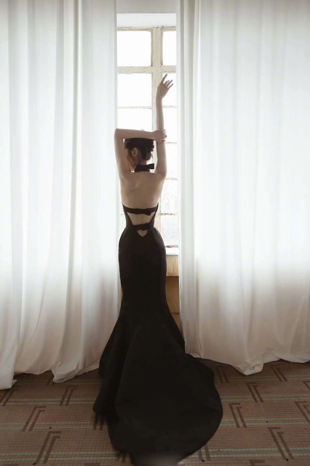 宋轶身穿oscar de la renta 2023早春系列黑色露背礼服亮相