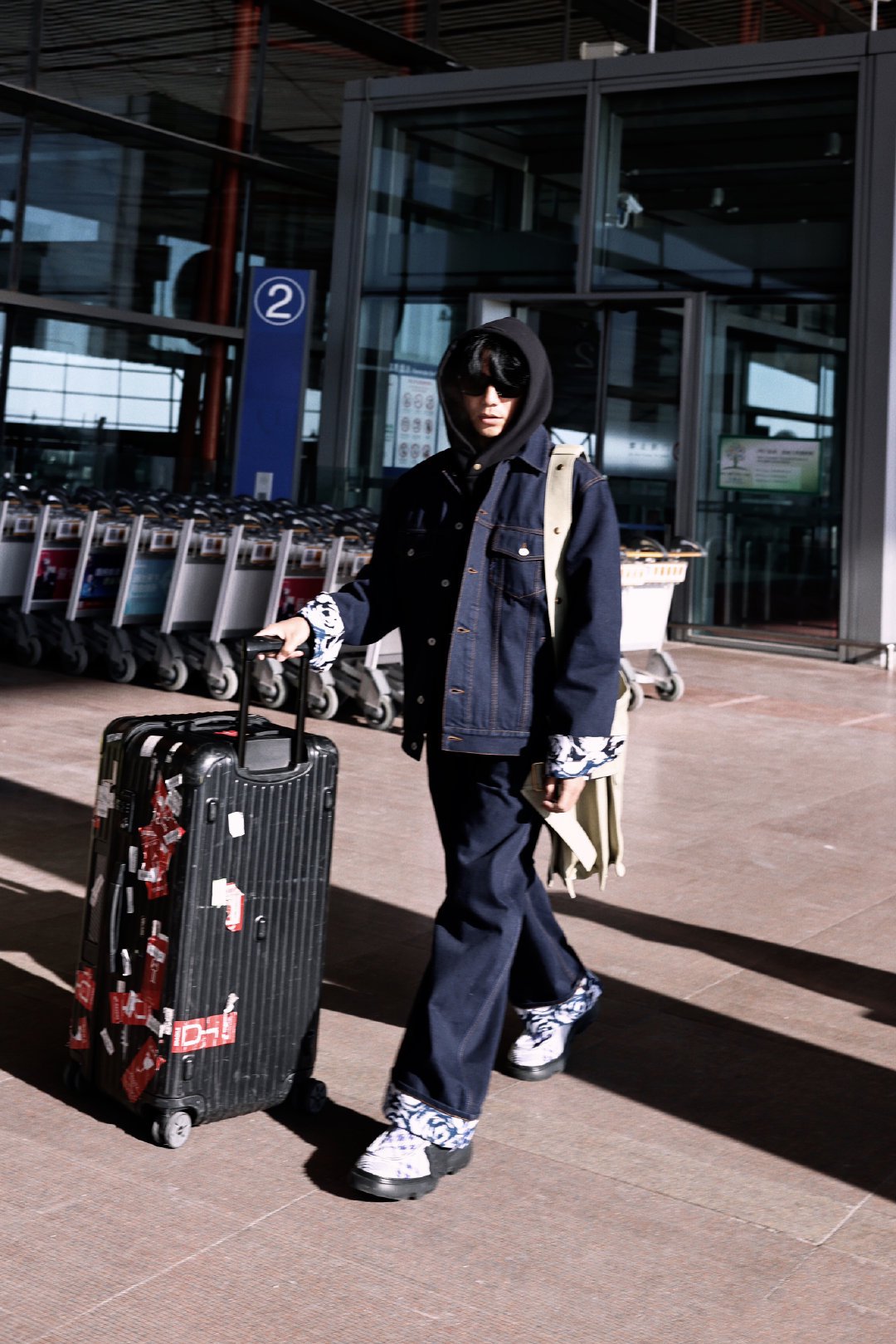 陈坤最新机场街拍,身穿 burberry 2024 春季系列