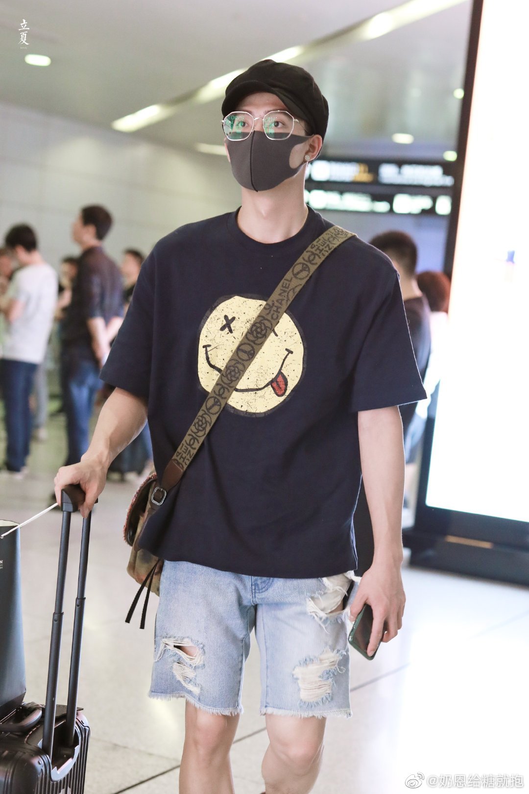 张铭恩机场造型一直在线时尚品味可圈可点自成风格