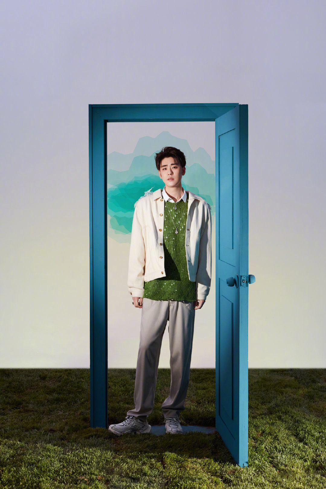 张云雷身着白色外套内搭绿色毛衣,清新干净,帅气值满分