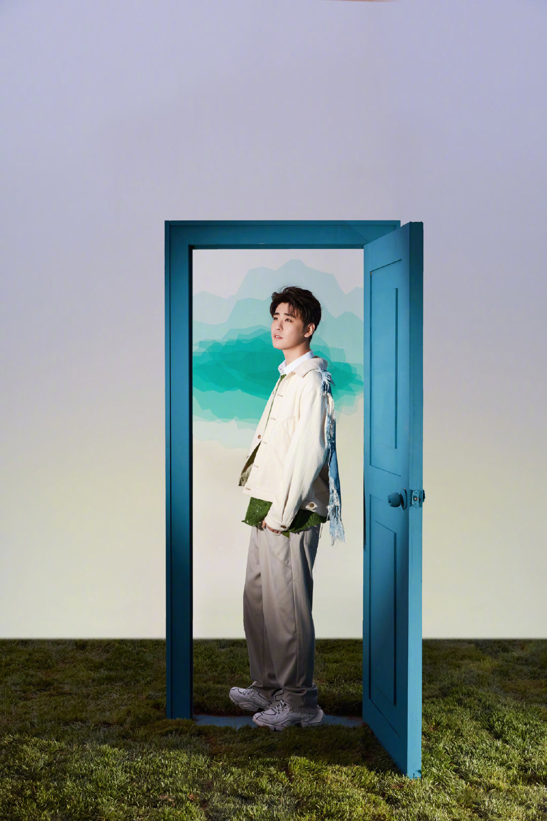 张云雷身着白色外套内搭绿色毛衣,清新干净,帅气值满分