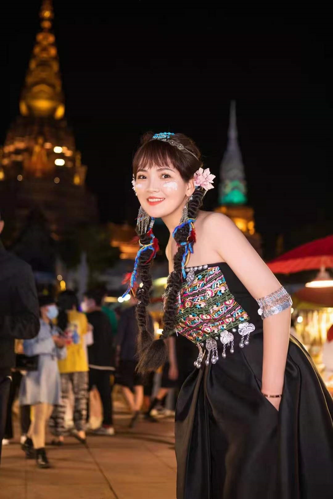 歌手斯琴高丽一组哈尼小妹装组图出炉 民族服装气质出众__财经头条