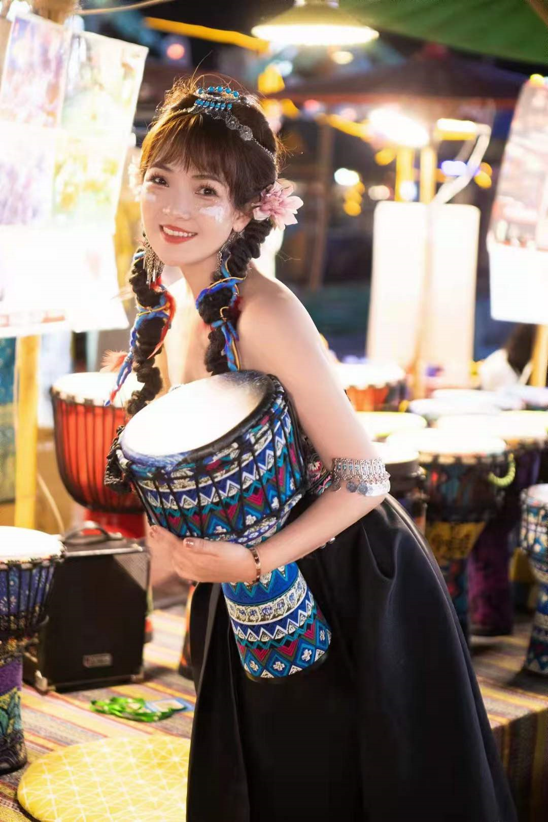 歌手斯琴高丽一组哈尼小妹装组图出炉 民族服装气质出众__财经头条