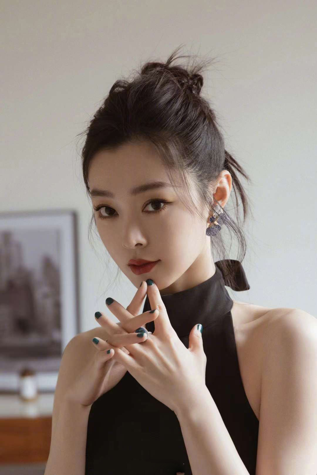 宋轶身穿oscar de la renta 2023早春系列黑色露背礼服亮相__财经头条