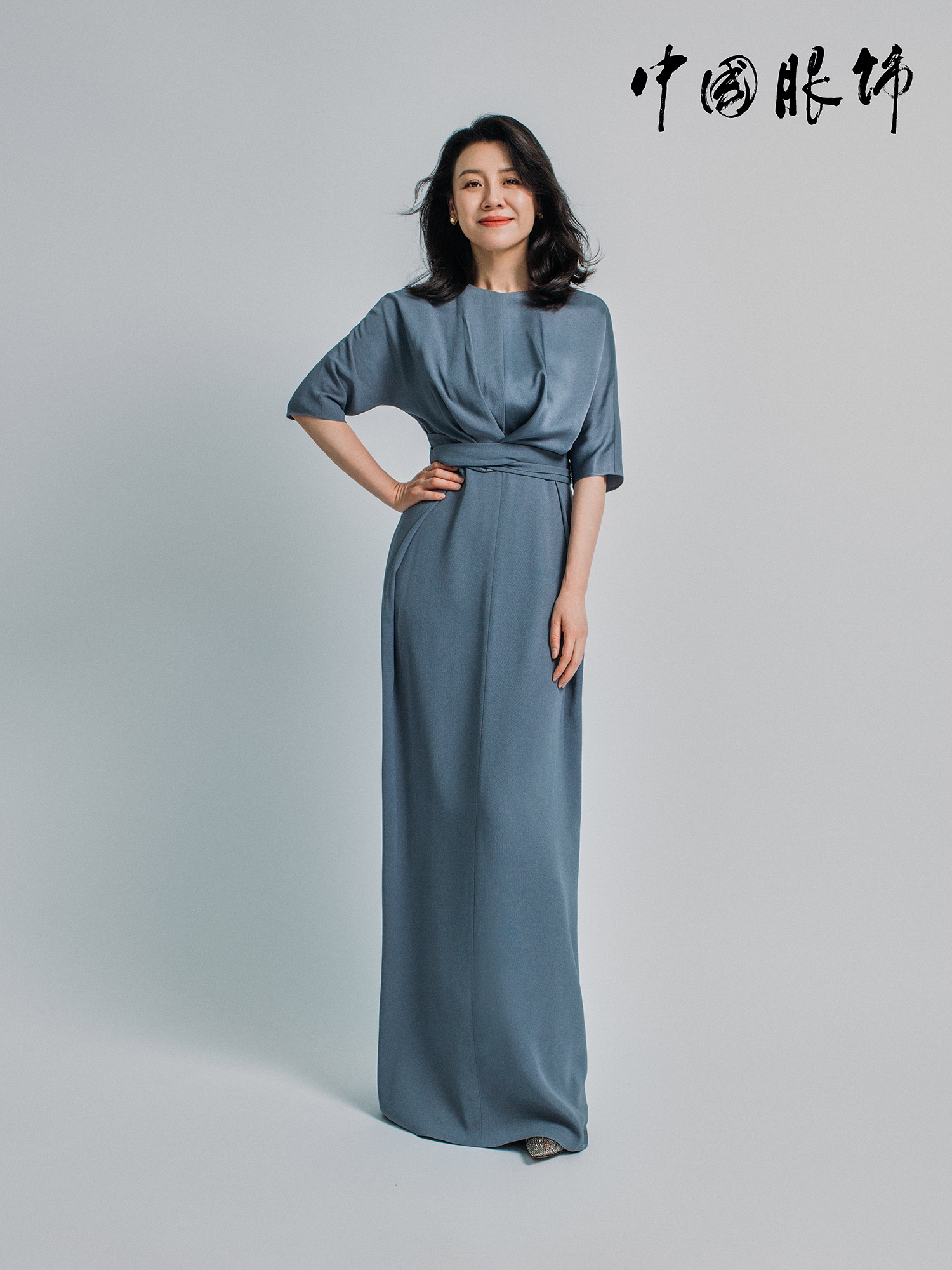 刘琳封面大片演绎夏日清爽 优雅与潇洒无缝转换