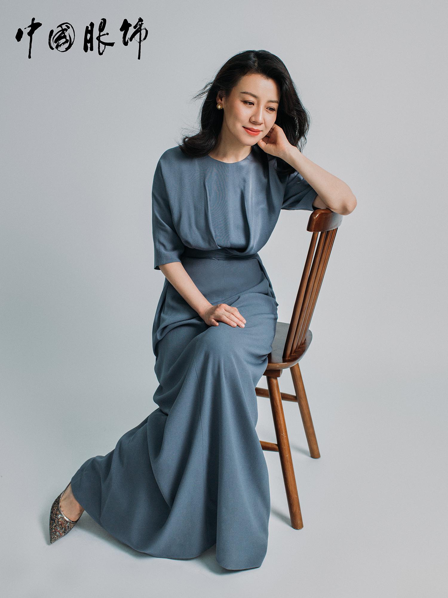 刘琳封面大片演绎夏日清爽 优雅与潇洒无缝转换