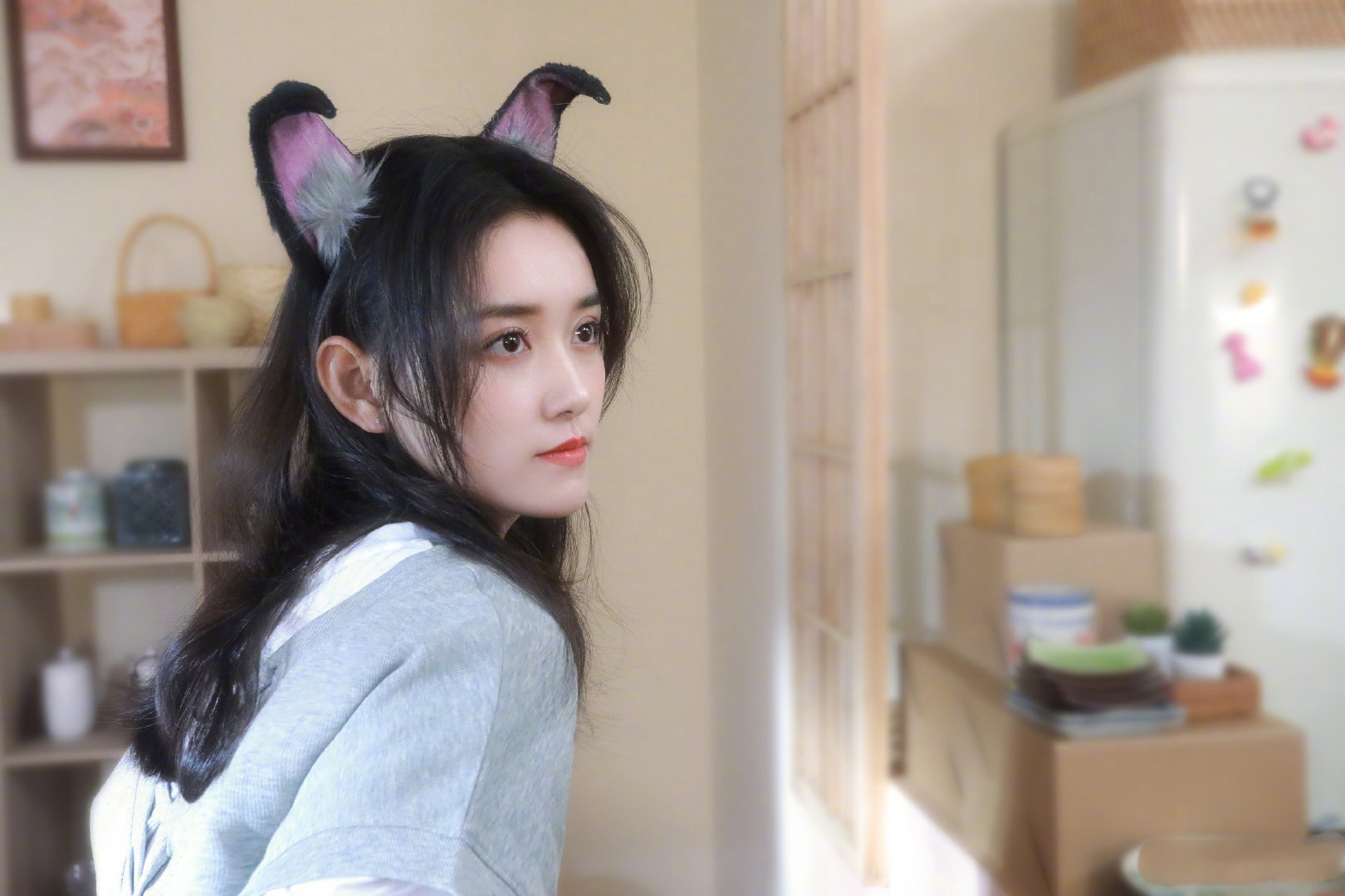 蒋依依身着灰色休闲t恤加上可爱头饰点缀,活力满满