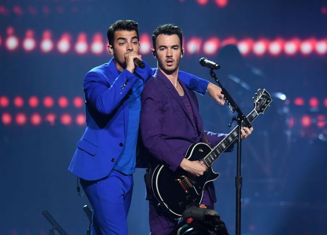 乔纳斯兄弟迈阿密开唱劲歌热舞气氛好 获碧碧·雷克萨助阵嗨翻天