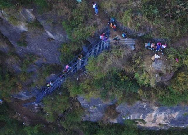 四川凉山被资助6个亿的悬崖村,就修了一条铁梯路?休闲区蓝鸢梦想 - Www.slyday.coM 四川凉山被资助6个亿的悬崖村,就修了一条铁梯路?休闲区蓝鸢梦想 - Www.slyday.coM
