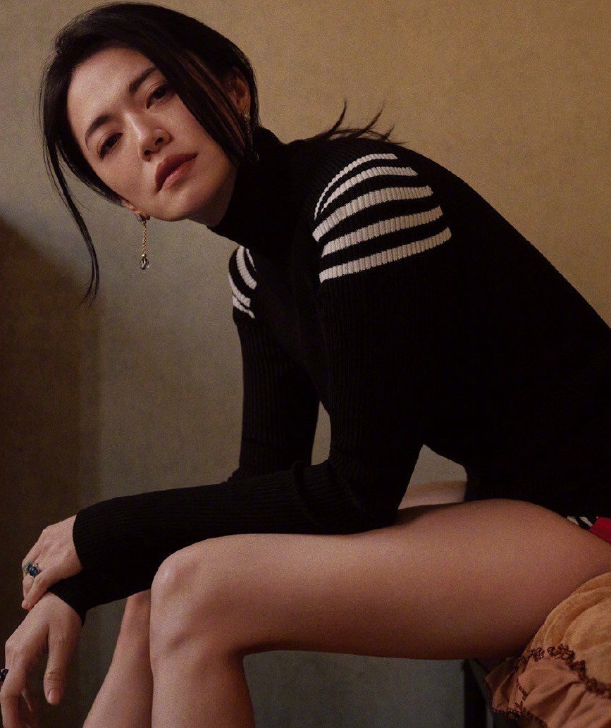 姚晨拍大片放开了穿露背深v裙大秀成熟韵味好身材哪像俩娃妈