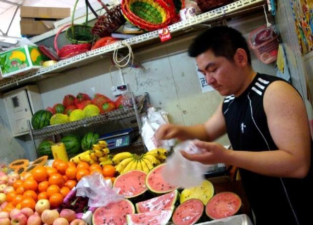 日本游客在成都买西瓜遭拒,水果摊老板:抱歉,不能卖