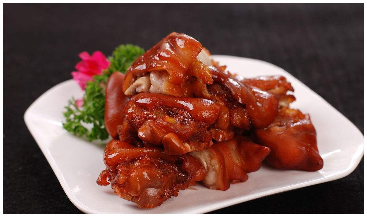 红烧猪蹄之前,多加一个步骤,做好的猪蹄更有弹性,好吃又美味