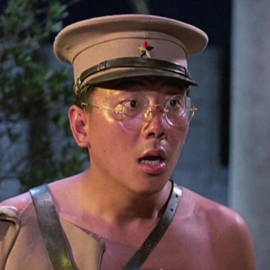 尤其是在《僵尸先生》中,他所饰演的"阿威队长"给观众留下来深刻的