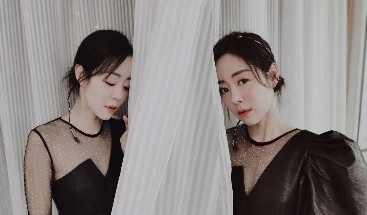 安又琪黑色深v 突显雪白肌肤_高清图集_新浪网