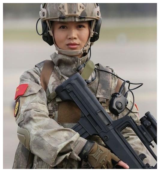 与傅程鹏离婚的"军中霸王花"程愫,如今43岁又飒又美