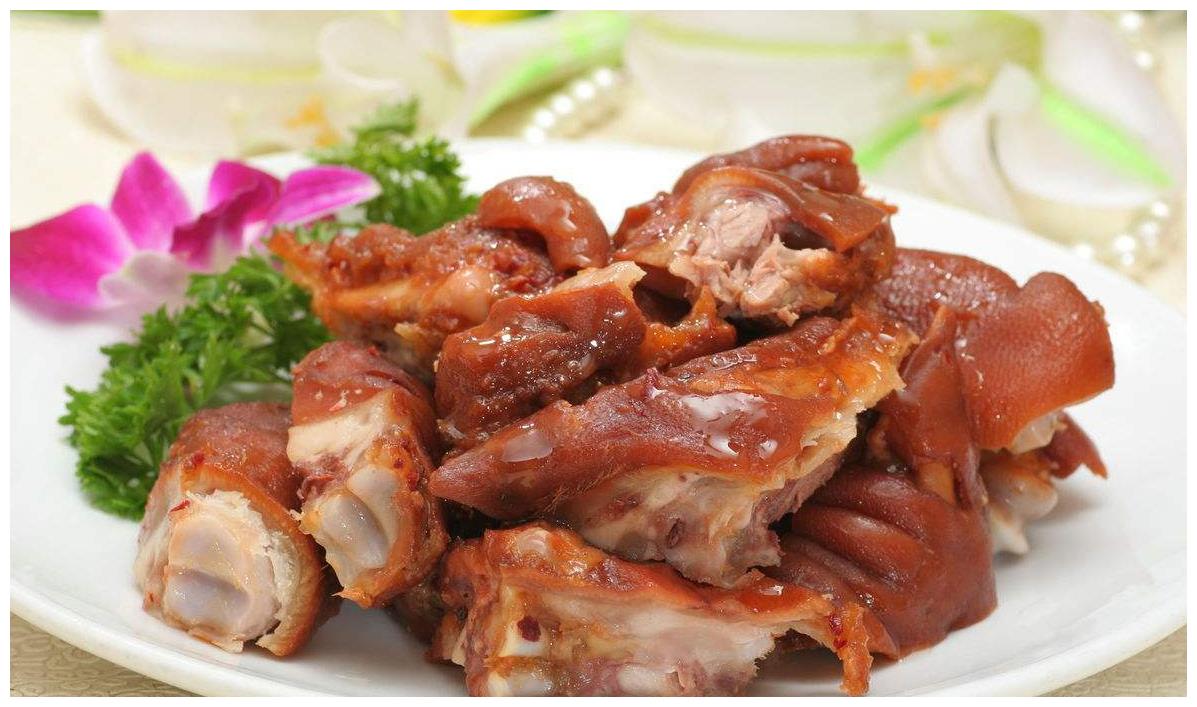 红烧猪蹄之前,多加一个步骤,做好的猪蹄更有弹性,好吃又美味