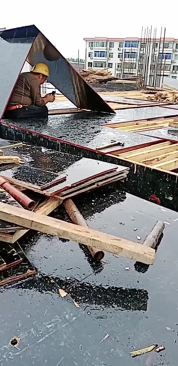 工地一下雨,农民工就成了这样,有种说不出口的心酸!